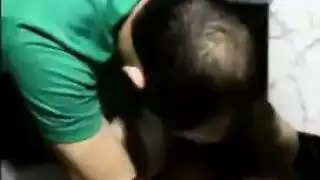 سكس حمامات عامة و شاب من شدة المحنة ينيك القحبة في طيزها بقوة