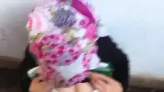 فتاة عربية محجبة تظهر ثدييها المثاليين وتُغطى بالمني
