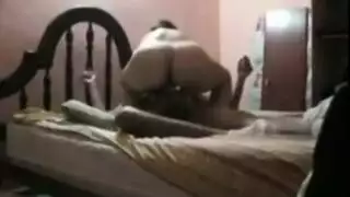 سكس مصري قوي: شاب مثير ينيك فراشة مراهقة بعنف