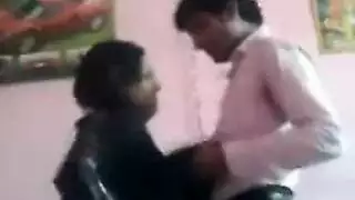 باكستاني وسيم يحصل على مص سريع من زوجة أخيه الشهوانية