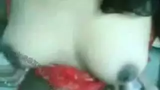 سكس عربي صريح: نيك عميق على السرير مع مص البزاز بشهوة