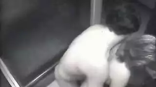 سكس خفي في المصعد: مسك ثدييها في وضعية الكلب