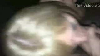 شقراء هاوية بزي الجني تخدم شابين: فعل فموي ومهبلي