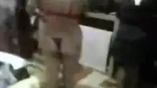 جنس مراهقة في الغرفة: متنكر يلعب بثدييها ويمارس الجنس معها بقوة