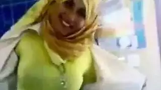 مراهقة محجبة شقية تُضاجع بقوة في الفصل