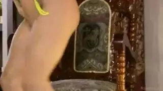 مراهقة ممحونة تلعب ببظرها حتى تبلغ بقوة