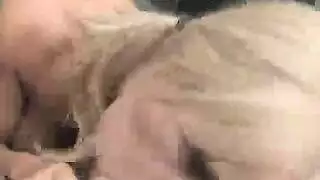 مص قاسي: قضيب في حلقها بينما هو يلتهم أثداءها الكبيرة