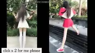 اثنين من المراهقين اليبانيين يتناوبون