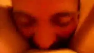 فتى مراهق يلتهم ثدييها الممتلئين في فيلم إباحي