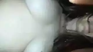 ثنائي هواة إباحي: العاهرة ذات النظارات تمص وتبلع