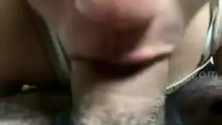 قحبة جزائرية ساخنة تمص زبًا كبيرًا وصلبًا بشدة