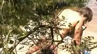 بورنو غابة جامح: نيك حيواني وإنهاء بقذف داخل مهبلها