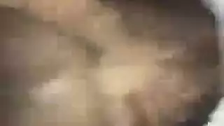 عصا لحم صلبة تملأ حلق القطة السمراء في مشهد إباحي