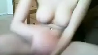 مراهق يركب دساراً زجاجياً سميكاً بأثداء كبيرة ويطلق قذفاً ساخناً