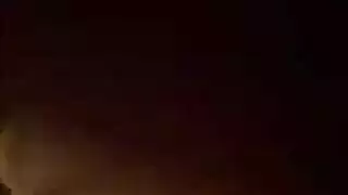 امرأة مخضرة تكشف فتحتها الوردية الضيقة