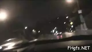 علاج إباحي لفتاة صغيرة: تمتلئ بمعالجها الشهواني