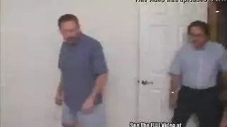 عاهرة شقراء مبللة ومحشوة بقضيب