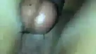 مراهقة آسيوية بثديين كبيرين جدًا تأخذ قضيبًا أسود صارمًا