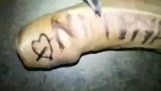 فتى وقح يملأ فتحة وردية جميلة