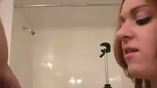 تقبيل عميق للحلق وممارسة جنسية قاسية لعبد القضيب