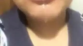 فتاة عاهرة تطالب بقضيب كبير لمهبلها وثدييها المذهلين