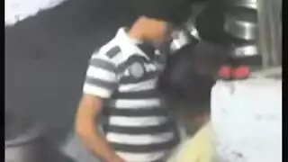 سر الجارة: نيك عنيف تحت السلالم