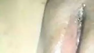 تتظاهر بالموت بينما يتم تدمير شرجها الضيق