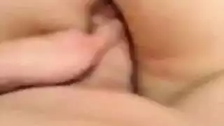 زوجين إباحيين: ضرب مكثف في فتحتها الضيقة