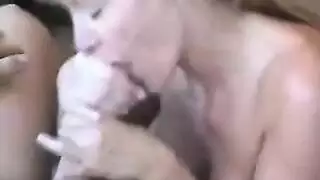 ليلة إكس إكس إكس: عاهرة صغيرة تتعرض لضربات قضيب أسود