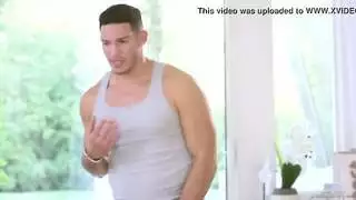 شرج عنيف مع مراهقة مثيرة وقضيب البستاني القوي الكبير