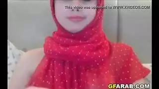 حركة عربية محجبة منفردة مثيرة: تداعب كسها المتدفق وتداعب ثدييها