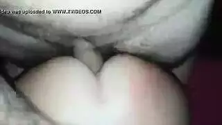 قضيب لبناني يملأ فتحتها المبللة في مشهد إباحي