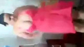 راقصة ساخنة تتراجع إلى ركبتيها للقيام بجنس فموي