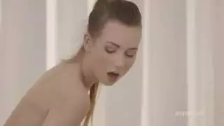 جنون الاستمناء: ضخ فرجها بقضيب اصطناعي ضخم