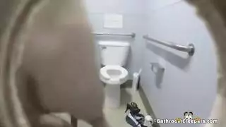 جنس اجنبي في الحمام المدير ينيكها في الحمام ويصورها تصوير خفي