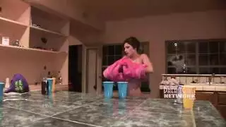 حيوانات الحفلة تتفجر: علقة جماعية عامة سكرى