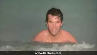 رجال يدخل يده في ماخرة امراة و يرضع بزازلها