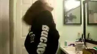 سكسي ترقص عارية تعرض لحمها الساخن و طيازها الكبيرة عالويب كام