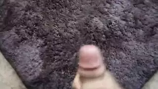 استمناء بقضيب مشعر مكثف يُغمر الأرض بالسائل المنوي