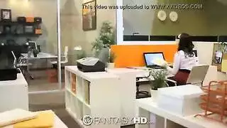 المدير ينيك سكرتيرته السكسية في كسها الأحمر الكبير وطيزها الضخم بقوة