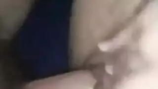 فتاة شيطانية تُملأ قبل أن ينضم الأصدقاء