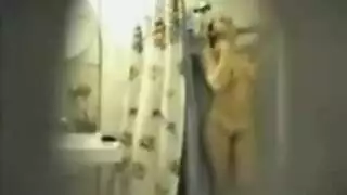 الفاتنة الهندية الممتلئة تأخذ عضواً ذكرياً كبيراً في الحمام