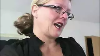 كاغر ألمانية ذات صدر كبير تأخذ أداة البستاني الكبيرة