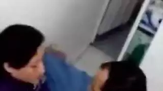 جنس سريع في المكتب: تُثنى على خزانة الملفات للجماع