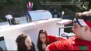 ميك امهات غصب عنهم وهما نيمين