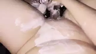 مضاجعة بالدسار الزجاجي والزبادي: إباحية استمناء صاخبة للابنة