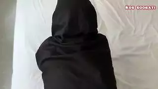 قطار الجيران على فتحات ربة المنزل المحجبة الضيقة