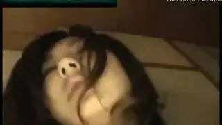 عاهرة مراهقة صغيرة تمتلئ بالسائل المنوي في فيديو xxx