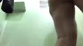 تشلح ملابسه لي حبيبها