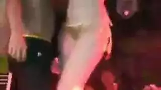 عاهرة آسيوية تلعق الشرج بلعبة جنسية قاسية في مشهد إباحي